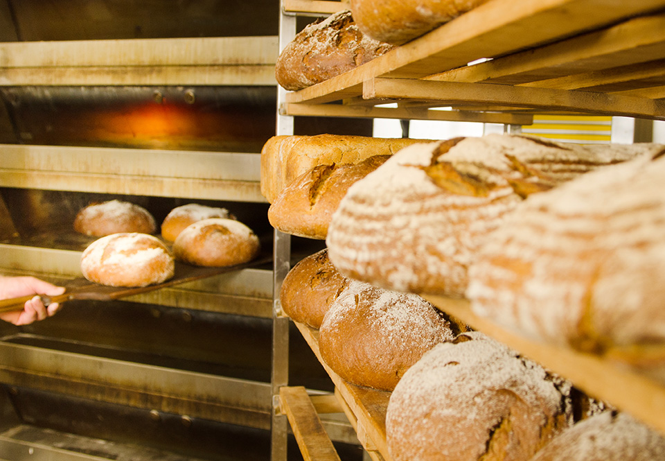 Bäckerei Heiß: Frisches Brot aus dem Ofen