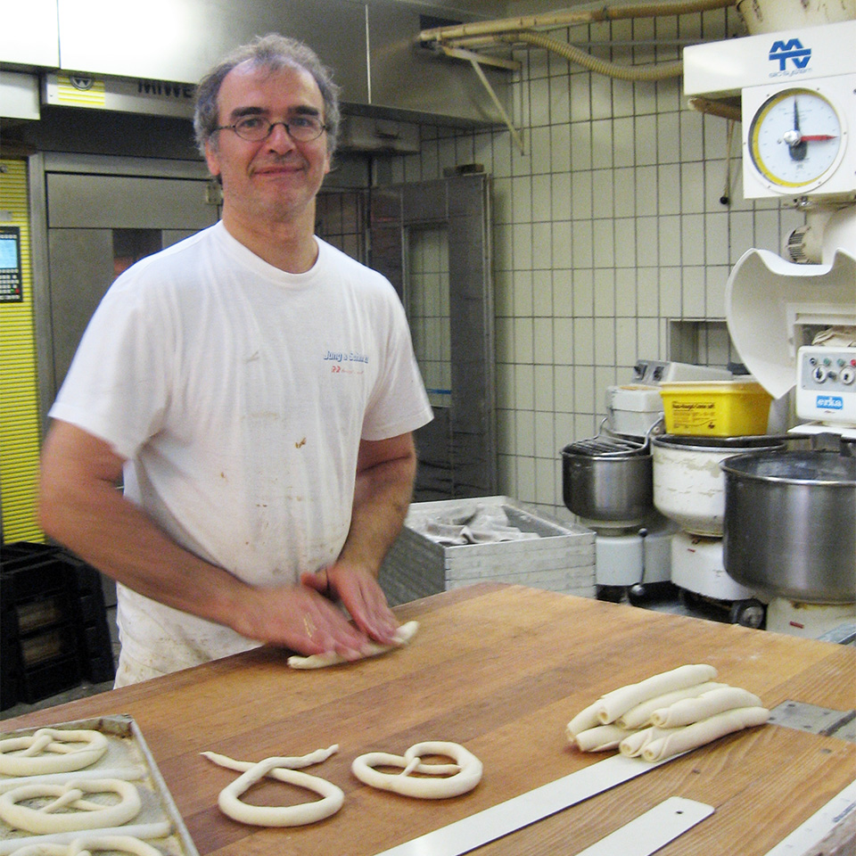 Bäckerei Heiß Historie: Stefan Heiß beim Brezeln formen